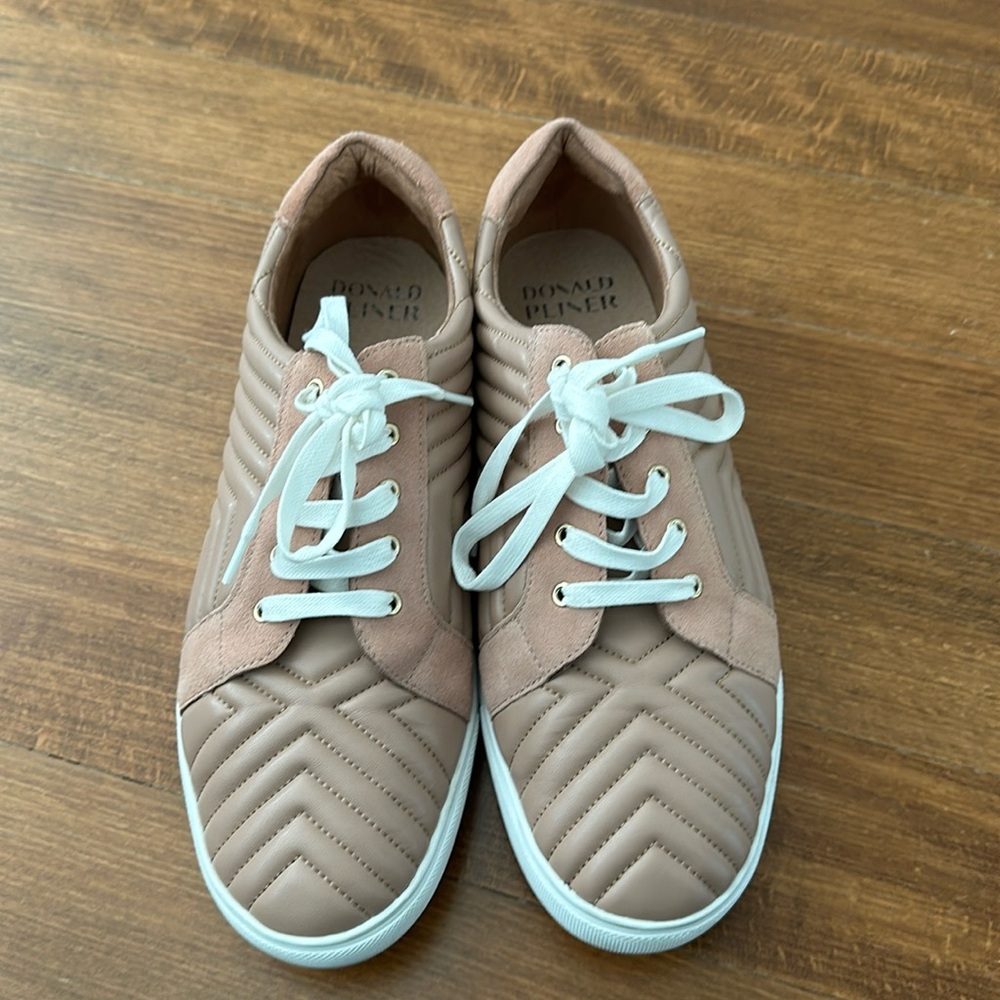 Donald Pliner tan sneaker size 9.5